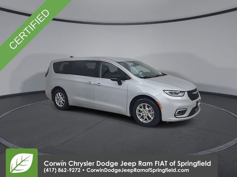 Used 2024 Chrysler Pacifica Touring-L image 2