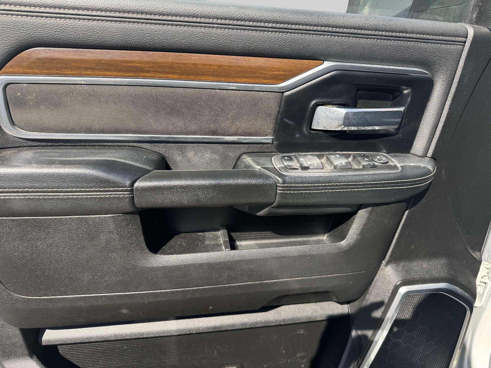 Used 2022 RAM 3500 Laramie w/ Chrome Appearance Group AWD/4WD image 16