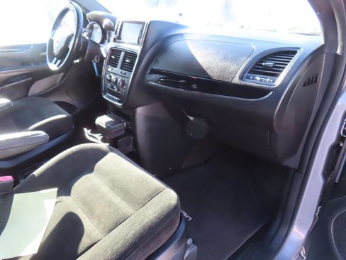 Used 2015 Dodge Grand Caravan SE image 17