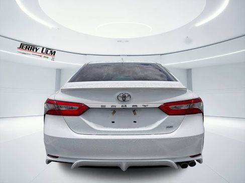 Used 2019 Toyota Camry SE FWD image 4