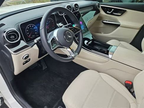 Used 2025 Mercedes-Benz GLC 300 4MATIC image 2