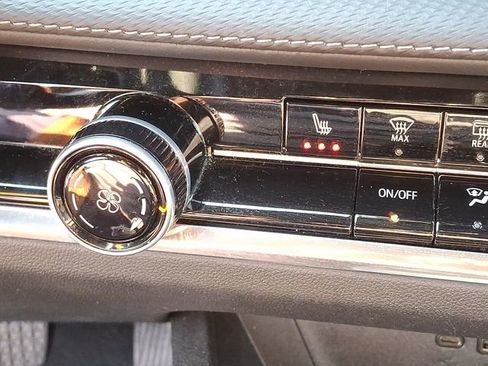 Used 2025 Chevrolet Equinox LT FWD image 18