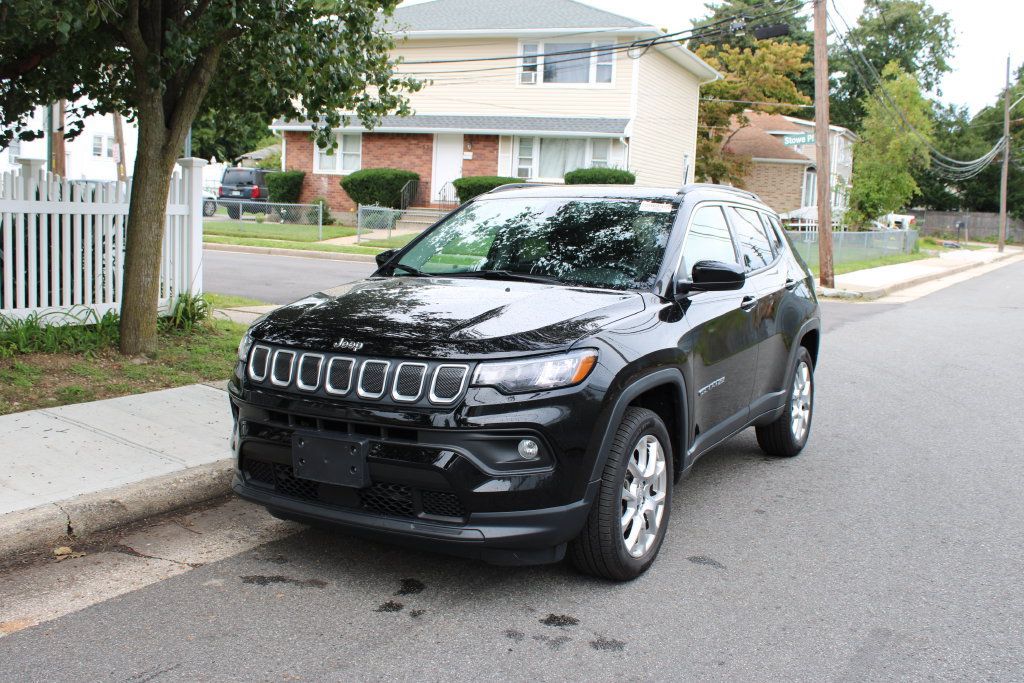 Used 2022 Jeep Compass Latitude w/ Sun and Sound Group AWD/4WD image 2