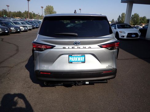 Used 2021 Toyota Sienna XLE image 4