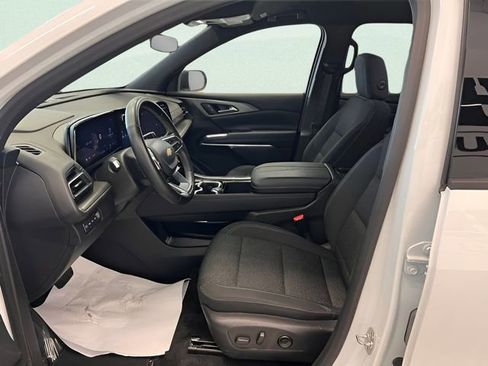 Used 2025 Chevrolet Traverse LT image 19