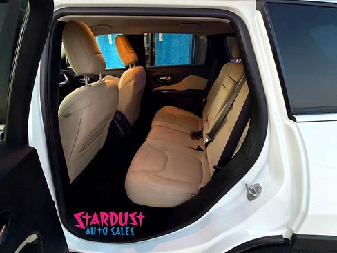Used 2016 Jeep Cherokee Latitude w/ Cold Weather Group FWD image 10