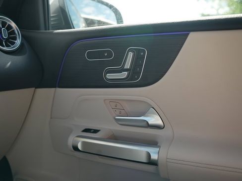 Used 2026 Mercedes-Benz GLB 250 4MATIC image 30