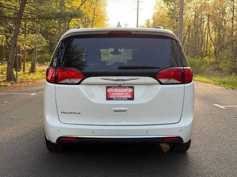 Used 2017 Chrysler Pacifica Touring-L Plus w/ Tire & Wheel Group FWD image 7