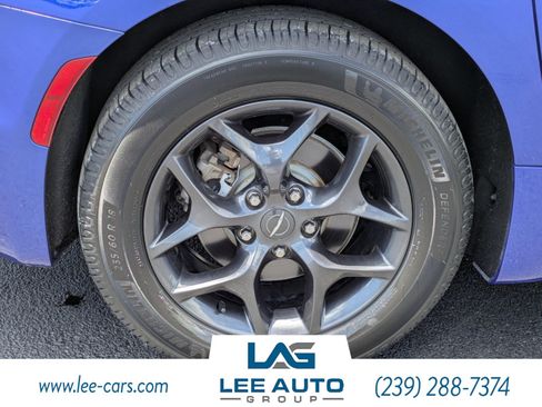 Used 2018 Chrysler Pacifica Touring-L w/ Premium Audio Group FWD image 9