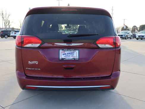 Used 2019 Chrysler Pacifica Touring-L image 6