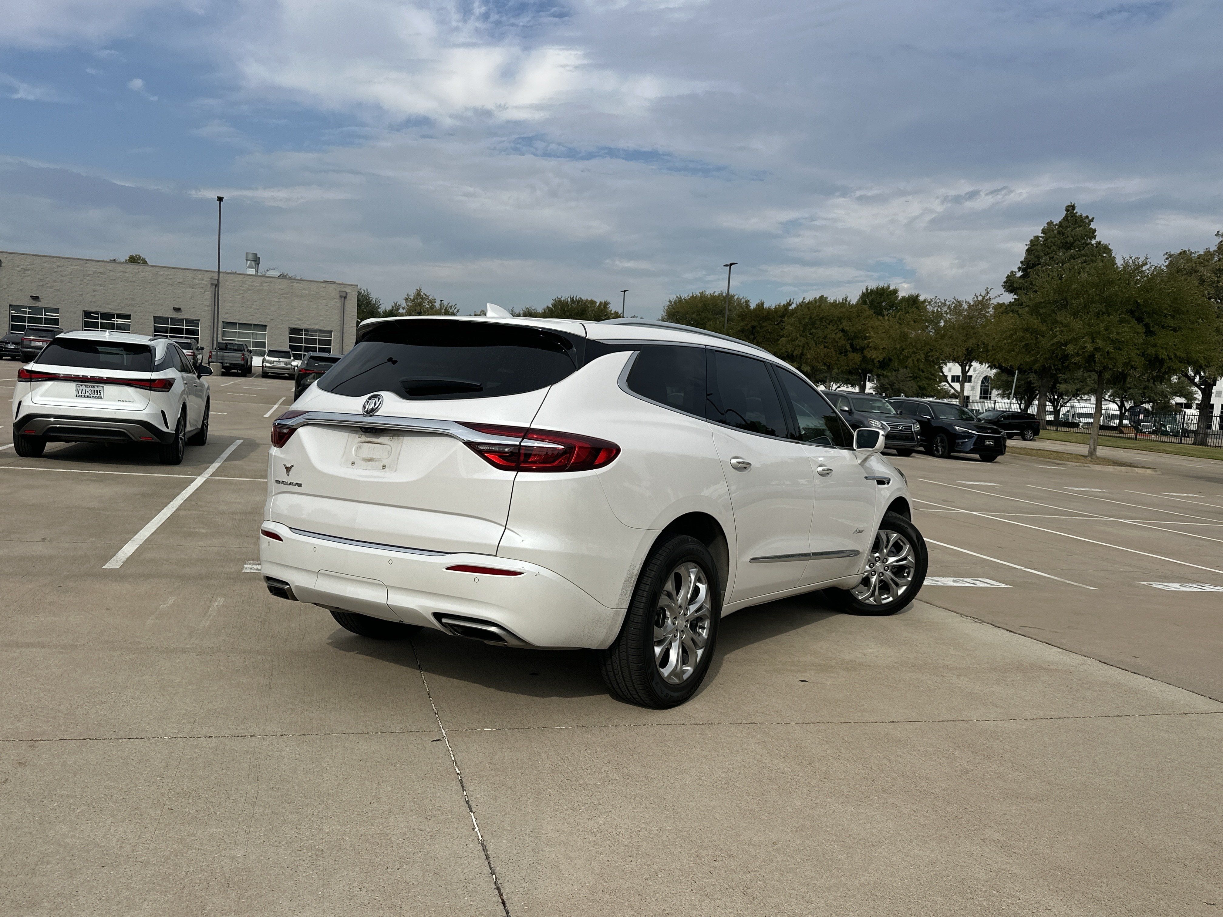 Used 2020 Buick Enclave Avenir w/ Avenir Technology Package FWD image 2