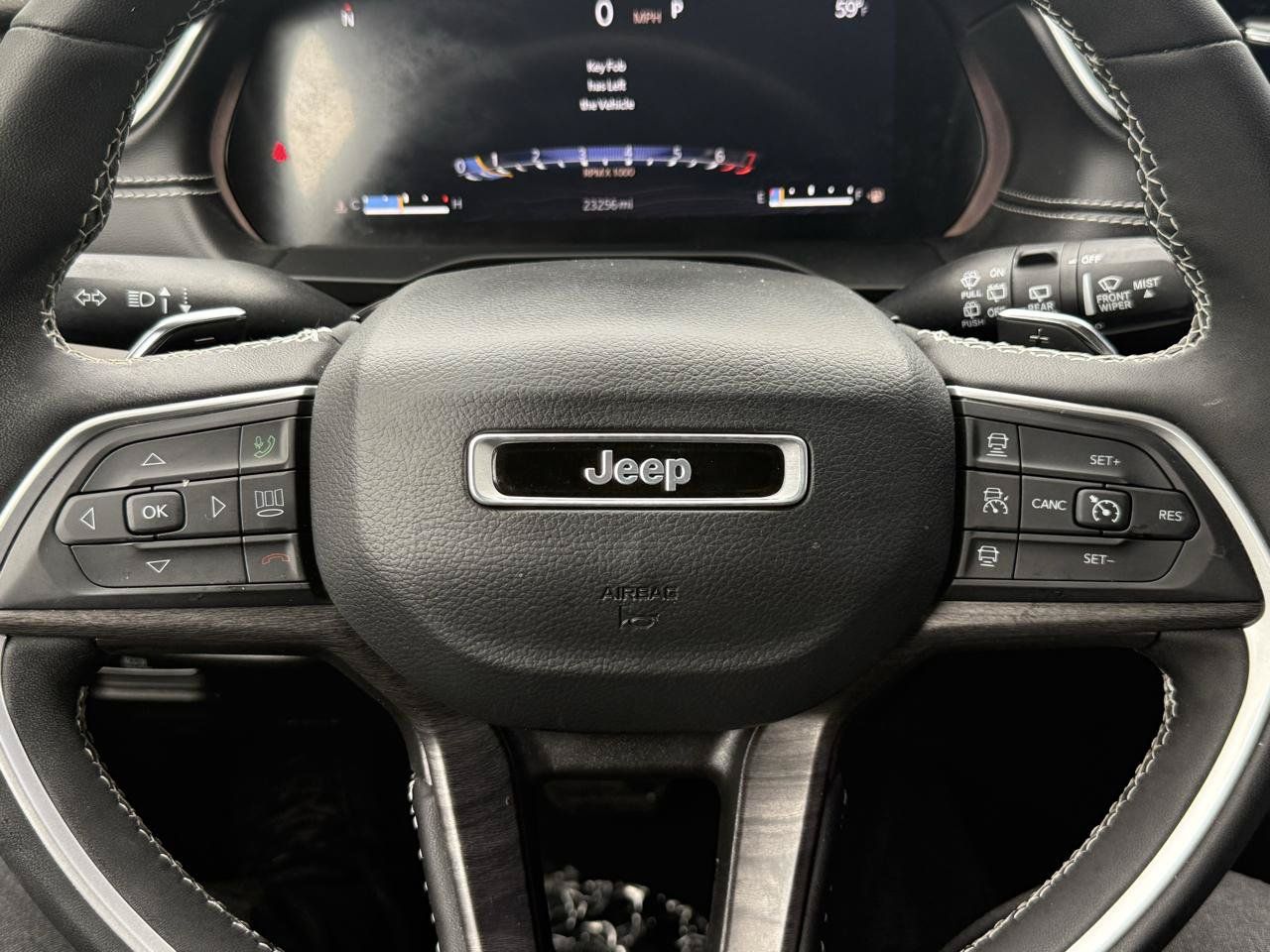 Used 2023 Jeep Grand Cherokee Limited w/ Black Appearance Package AWD/4WD image 17