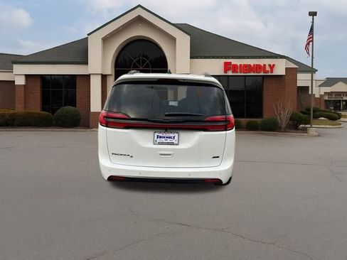 New 2026 Chrysler Pacifica Select image 4