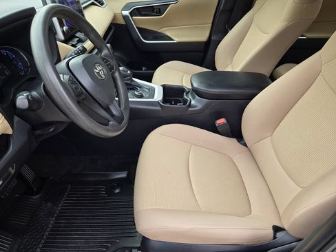 Used 2024 Toyota RAV4 LE AWD/4WD image 9