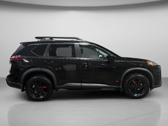 Used 2025 Nissan Rogue SV AWD/4WD image 2