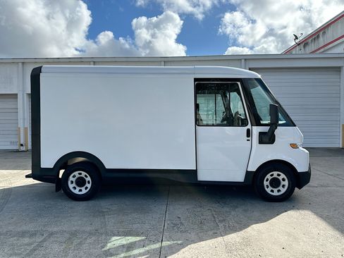 Used 2025 Chevrolet Brightdrop 400 image 2