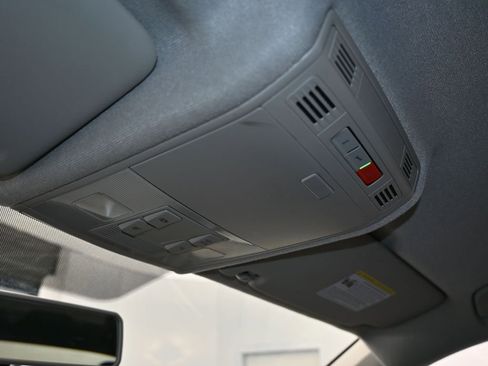 Used 2021 Volkswagen Tiguan S image 19