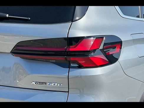 Used 2025 BMW X5 xDrive50e w/ Premium Package AWD/4WD image 5