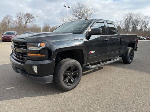 Used 2018 Chevrolet Silverado 1500 LT w/ Midnight Edition image 5