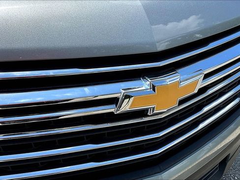 Used 2023 Chevrolet Traverse LT image 40