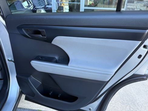 Used 2021 Toyota Highlander L image 16