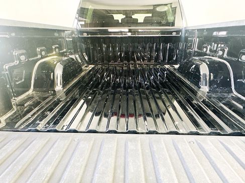 Used 2023 Chevrolet Silverado 1500 LT AWD/4WD image 27