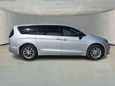 New 2026 Chrysler Pacifica Limited image 3