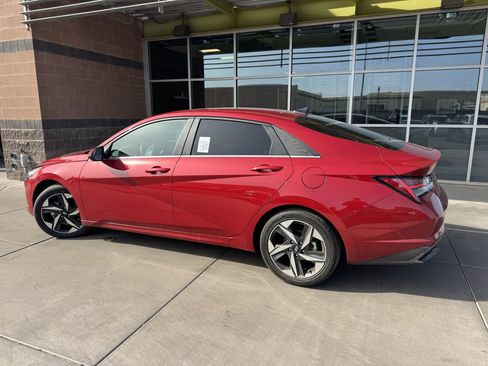 Used 2022 Hyundai Elantra Limited w/ Preferred Accessory Package image 5