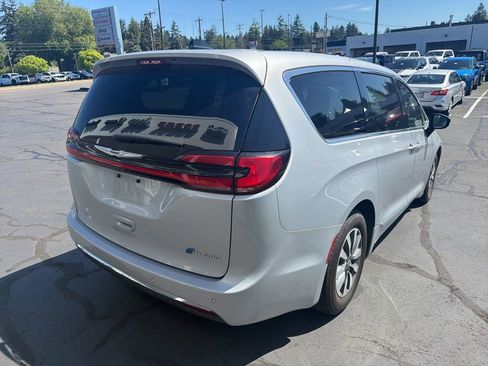 Used 2023 Chrysler Pacifica Limited FWD image 4