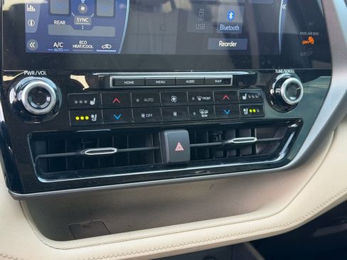 Used 2020 Toyota Highlander Limited image 14