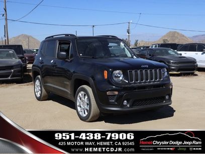 New 2023 Jeep Renegade Latitude w/ Sun & Fun Group