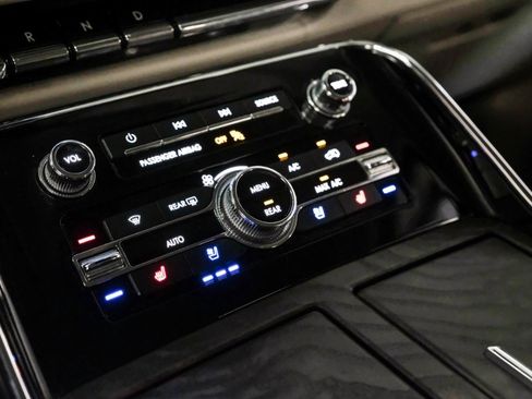 Used 2020 Lincoln Navigator 2WD image 24