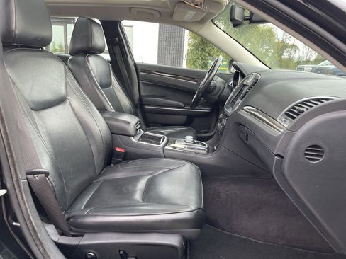 Used 2017 Chrysler 300 C image 29