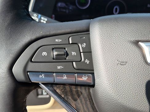 Used 2024 Cadillac Escalade ESV Premium Luxury AWD/4WD image 23