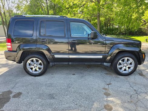 Used 2011 Jeep Liberty Limited w/ Tire & Wheel Group AWD/4WD image 4