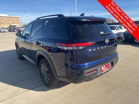 Used 2024 Nissan Pathfinder SV image 3
