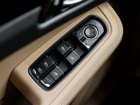 Certified 2026 Porsche Macan AWD/4WD image 19