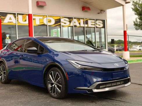 Used 2024 Toyota Prius XLE FWD image 3