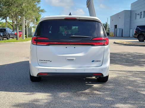 Used 2024 Chrysler Pacifica Limited FWD image 6