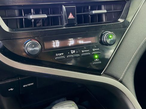 Used 2021 Toyota Camry SE image 16