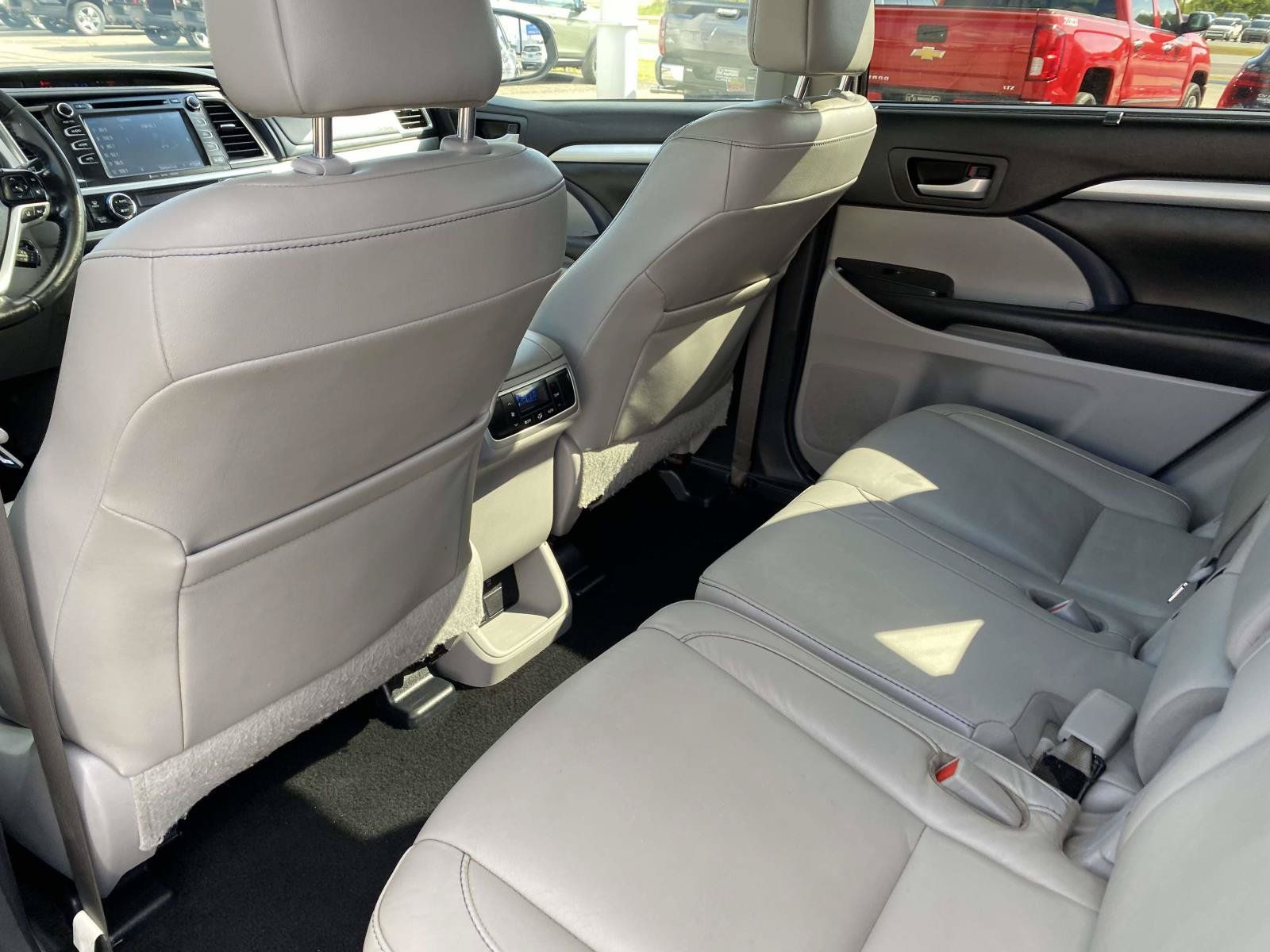 Used 2017 Toyota Highlander XLE FWD image 11