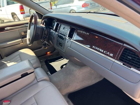 Used 2006 Lincoln Town Car Signature RWD image 83