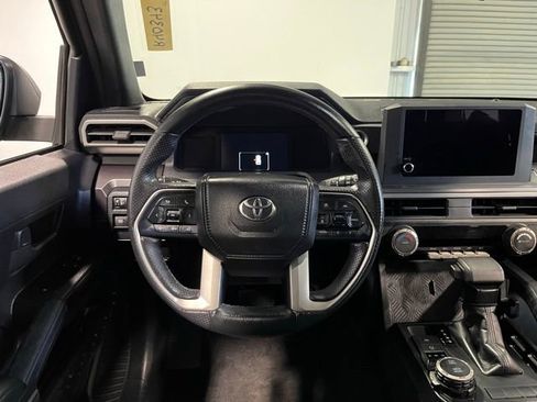 Used 2025 Toyota 4Runner SR5 AWD/4WD image 21