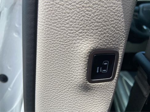 Used 2024 Chrysler Pacifica Touring-L FWD image 18