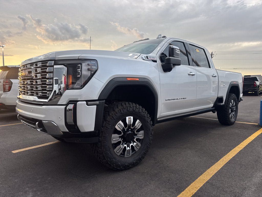 Used 2025 GMC Sierra 2500 Denali w/ Denali Reserve Package AWD/4WD image 1