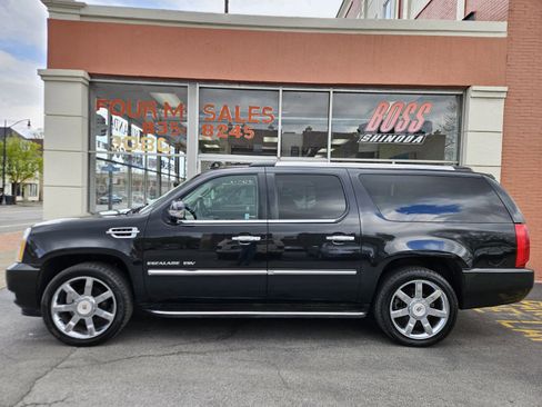 Used 2013 Cadillac Escalade ESV Luxury AWD/4WD image 3