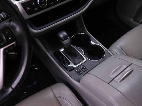 Used 2018 Toyota Highlander XLE image 12