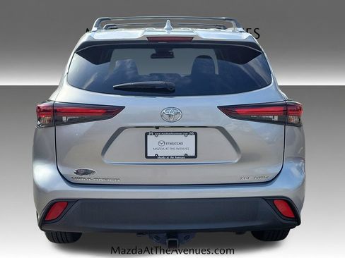 Used 2024 Toyota Highlander XLE AWD/4WD image 11