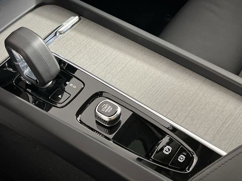 Certified 2025 Volvo XC60 B5 Plus image 20