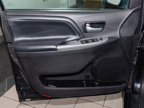 Used 2016 Toyota Sienna SE image 8